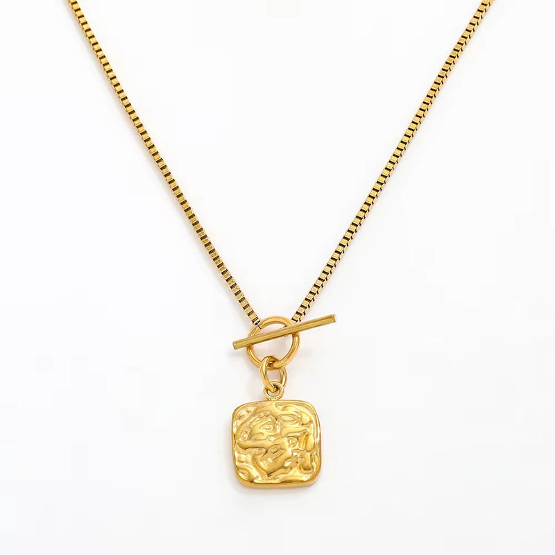 Cleo Pendant Necklace