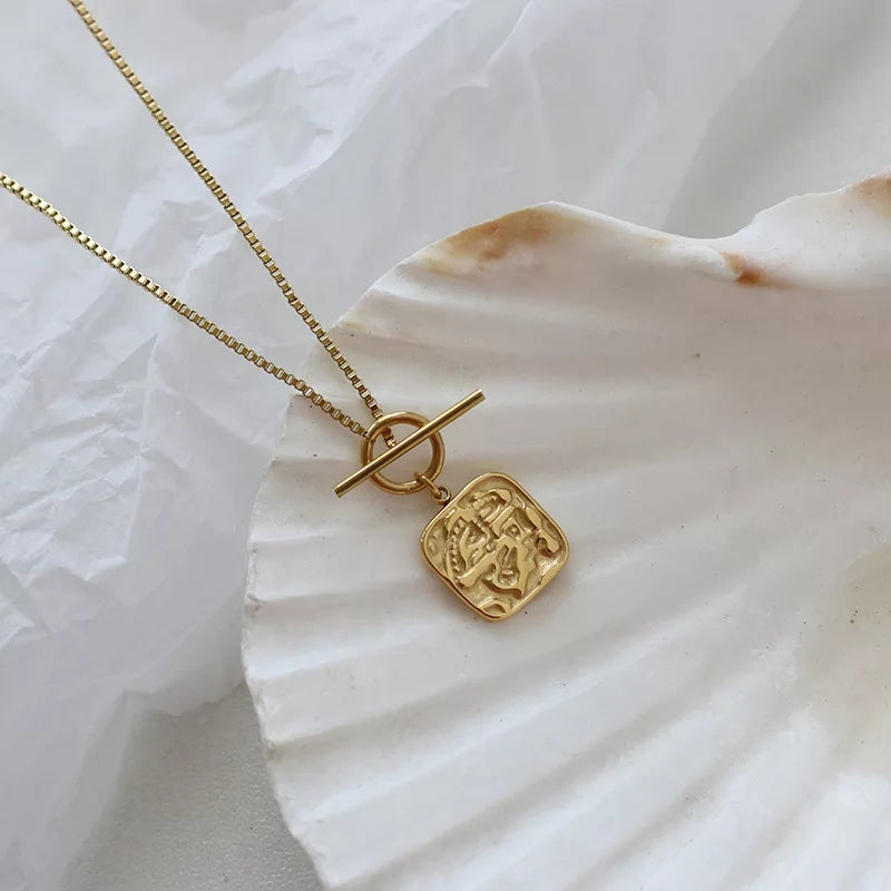 Cleo Pendant Necklace